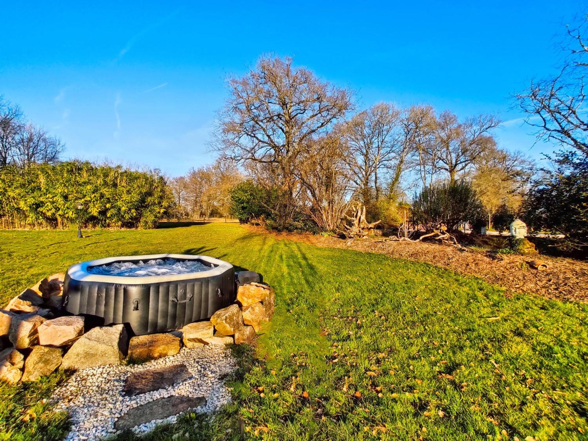 Villa Tagibao Avec Piscine Chauffee Et Spa Lesterps Exterior photo
