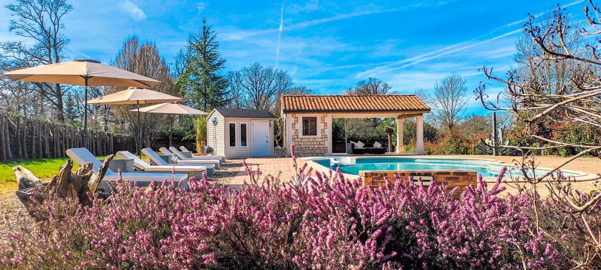 Villa Tagibao Avec Piscine Chauffee Et Spa Lesterps Exterior photo