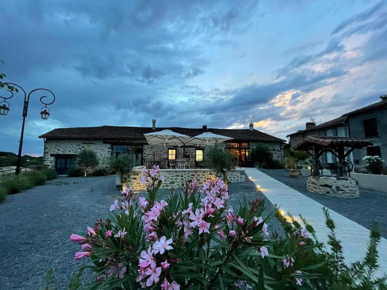 Villa Tagibao Avec Piscine Chauffee Et Spa Lesterps Exterior photo