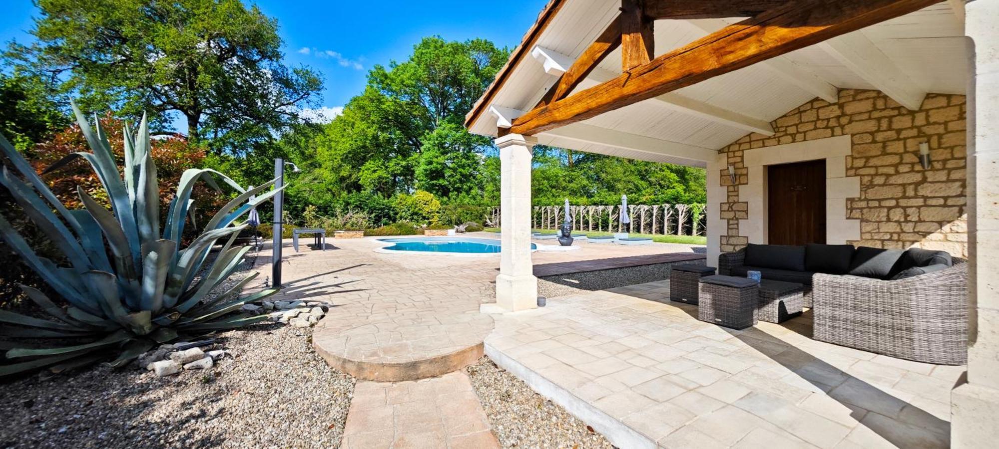Villa Tagibao Avec Piscine Chauffee Et Spa Lesterps Exterior photo