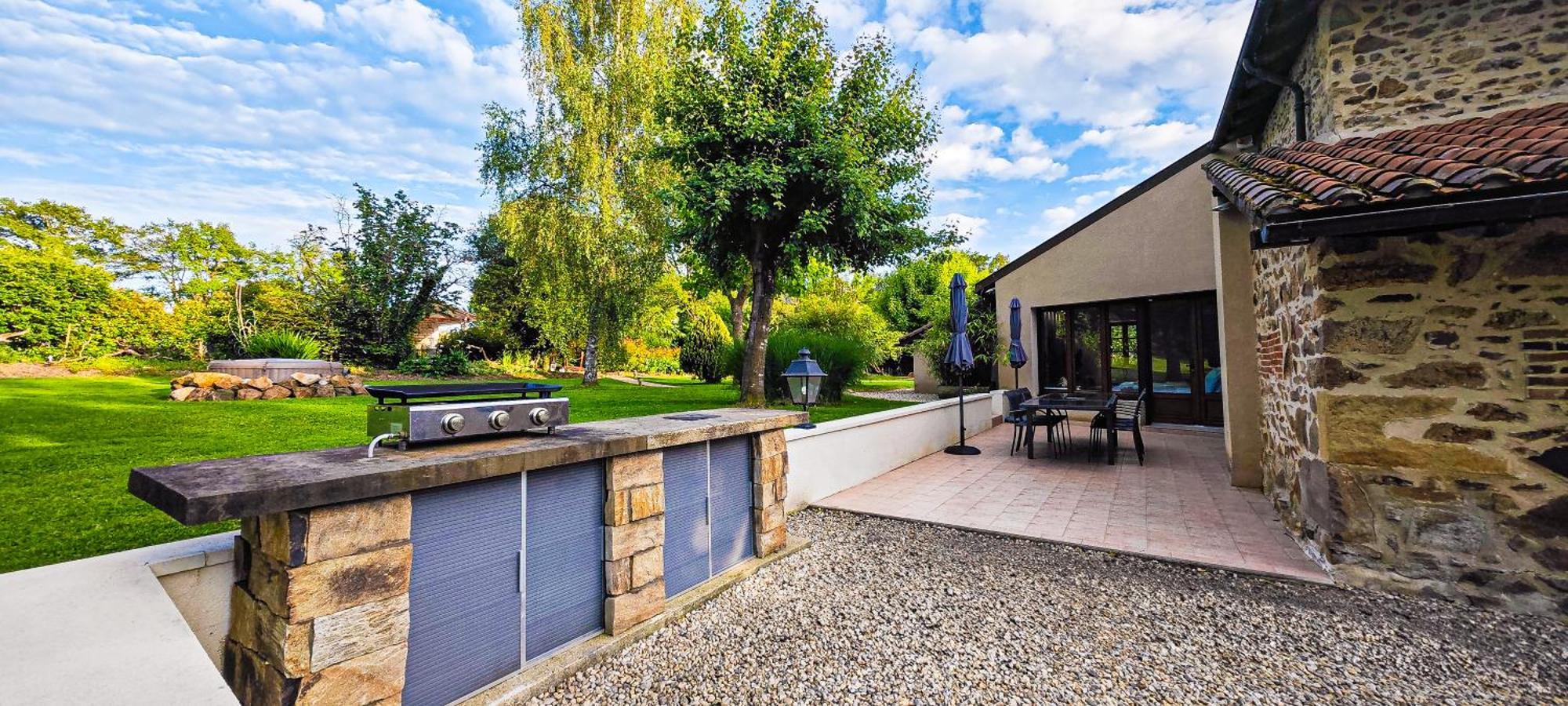 Villa Tagibao Avec Piscine Chauffee Et Spa Lesterps Exterior photo
