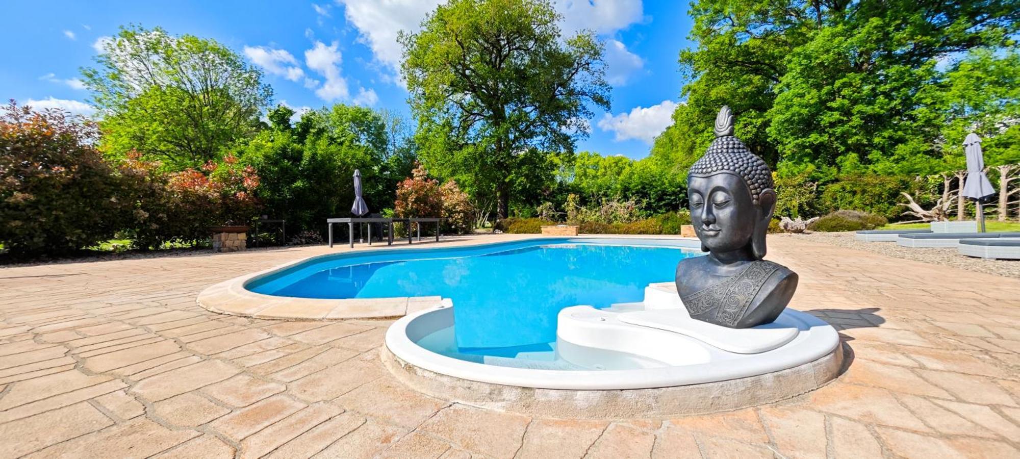 Villa Tagibao Avec Piscine Chauffee Et Spa Lesterps Exterior photo