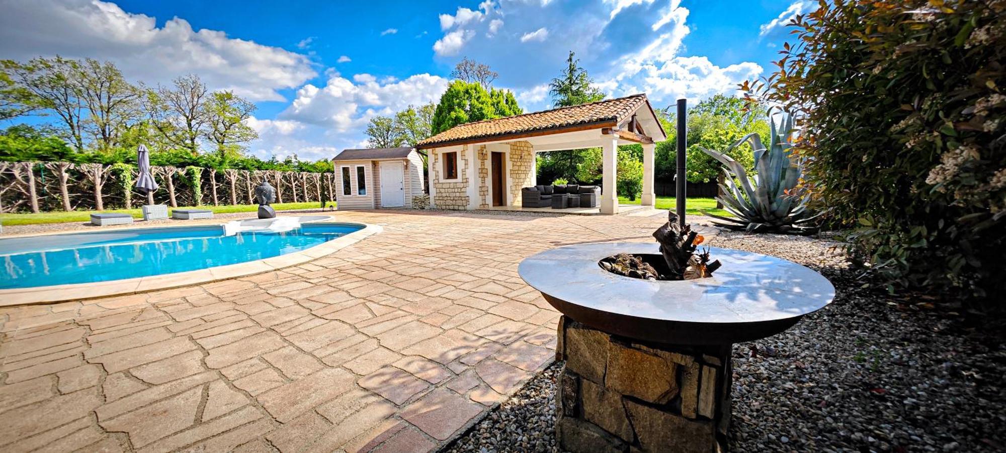 Villa Tagibao Avec Piscine Chauffee Et Spa Lesterps Exterior photo